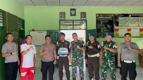 Propam Polres Kotamobagu Dapat Kejutan Hangat dari POM Bolmong di HUT ke-23 9 Kasubden POM Bolmong Kapten CPM Risky Aditya bersama jajaran memberikan kejutan ulang tahun ke-23 kepada personel Propam Polres Kotamobagu, Jumat, 17: Oktober 2025. Momen penuh kehangatan ini mencerminkan sinergitas TNI-Polri dalam suasana kekeluargaan di markas Subden POM Bolmong.