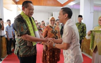 Wali Kota Weny Gaib Sambut Hangat Gubernur Gorontalo di Kotamobagu, Dorong Kolaborasi Antarwilayah 4 Gubernur Gorontalo Gusnar Ismail berjabat tangan hangat dengan Wali Kota Kotamobagu dr. Weny Gaib dalam kunjungan kerja di Rumah Dinas Wali Kota, Sabtu, 18 Oktober 2025. Momen ini menandai penguatan sinergi antar pemerintah daerah, disaksikan oleh jajaran pejabat dan tokoh masyarakat dari Gorontalo dan Kotamobagu. Atmosfer penuh kekeluargaan dan semangat kolaborasi terasa kuat sepanjang acara.