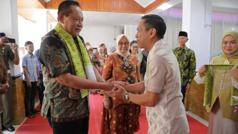 Wali Kota Weny Gaib Sambut Hangat Gubernur Gorontalo di Kotamobagu, Dorong Kolaborasi Antarwilayah 9 Gubernur Gorontalo Gusnar Ismail berjabat tangan hangat dengan Wali Kota Kotamobagu dr. Weny Gaib dalam kunjungan kerja di Rumah Dinas Wali Kota, Sabtu, 18 Oktober 2025. Momen ini menandai penguatan sinergi antar pemerintah daerah, disaksikan oleh jajaran pejabat dan tokoh masyarakat dari Gorontalo dan Kotamobagu. Atmosfer penuh kekeluargaan dan semangat kolaborasi terasa kuat sepanjang acara.
