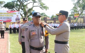 Kapolres Kotamobagu Resmikan Pamapta, Perkuat Respons Polisi di Lapangan 7 Kapolres AKBP Irwanto secara simbolis memasangkan ban lengan Pamapta kepada personel, menandai dimulainya struktur baru pelayanan kepolisian yang lebih responsif. (Foto: Humas Polres Kotamobagu)