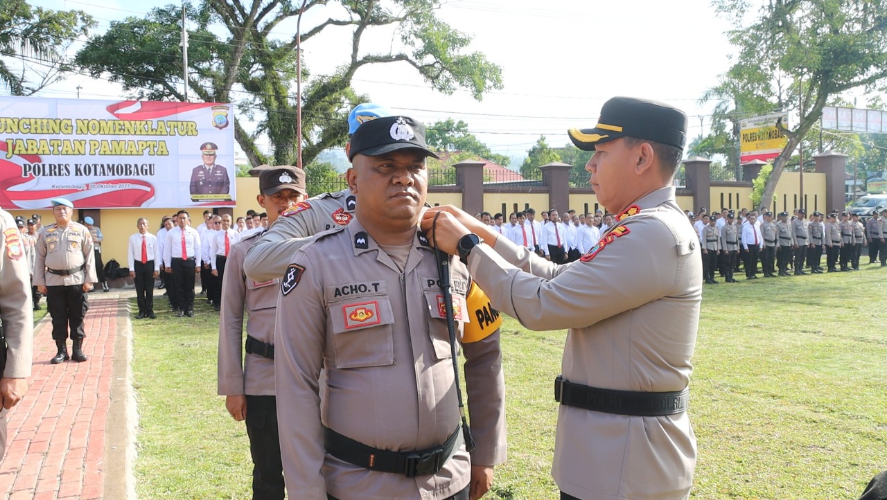 Kapolres Kotamobagu Resmikan Pamapta, Perkuat Respons Polisi di Lapangan 1 Kapolres AKBP Irwanto secara simbolis memasangkan ban lengan Pamapta kepada personel, menandai dimulainya struktur baru pelayanan kepolisian yang lebih responsif. (Foto: Humas Polres Kotamobagu)