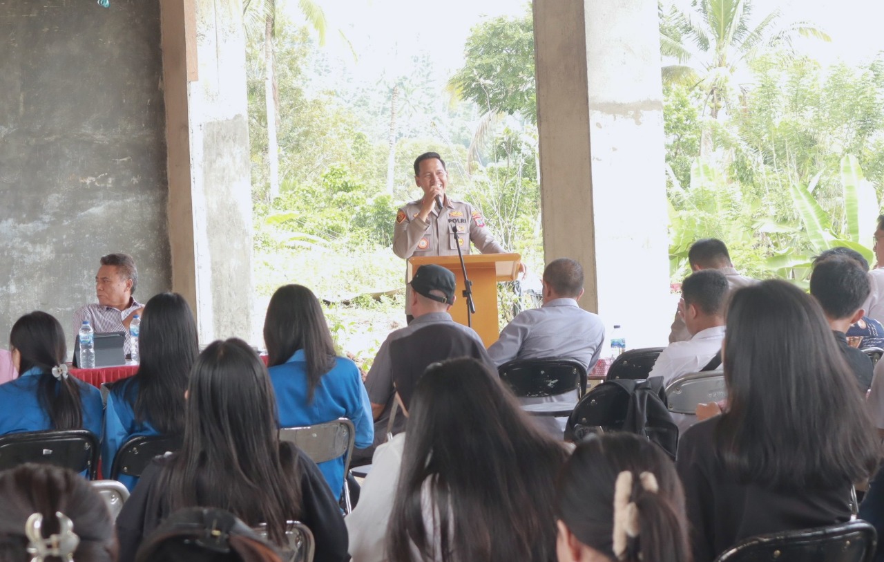 Kapolres Kotamobagu Dorong Mahasiswa Jadi Garda Depan Keamanan Sosial 1 Kapolres Irwanto berbicara di depan mahasiswa STIMIK Multicom – Sumber: Humas Polres Kotamobagu