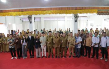 Investor Jepang Tinjau Perkebunan Kakao Kotamobagu, Wali Kota Dorong Ekspor Langsung 4 Wali Kota Kotamobagu dr. Weny Gaib, Sp.M., bersama CEO Y2 Blend LLC Koichi Yasogawa dan jajaran pimpinan daerah se-Bolaang Mongondow Raya berfoto bersama usai pertemuan penjajakan kerja sama ekspor kakao di Aula Rumah Dinas Wali Kota, Selasa, 21 Oktober 2025. Pertemuan ini menjadi langkah awal peningkatan kesejahteraan petani melalui kemitraan internasional.