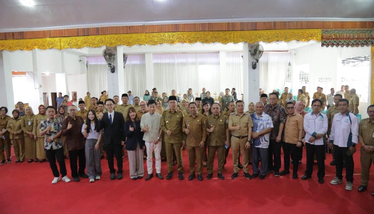 Investor Jepang Tinjau Perkebunan Kakao Kotamobagu, Wali Kota Dorong Ekspor Langsung 1 Wali Kota Kotamobagu dr. Weny Gaib, Sp.M., bersama CEO Y2 Blend LLC Koichi Yasogawa dan jajaran pimpinan daerah se-Bolaang Mongondow Raya berfoto bersama usai pertemuan penjajakan kerja sama ekspor kakao di Aula Rumah Dinas Wali Kota, Selasa, 21 Oktober 2025. Pertemuan ini menjadi langkah awal peningkatan kesejahteraan petani melalui kemitraan internasional.