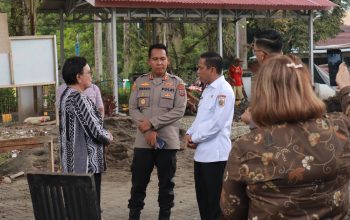 Kapolres Kotamobagu Tinjau Langsung Kesiapan Program Gizi Nasional di Kotabangon 3 Kapolres Kotamobagu AKBP Irwanto SIK MH bersama Anggota DPD RI Dra. Adriana C. Dondokambey M.Si dan Wali Kota Kotamobagu dr. Wenny Gaib Sp.M berdiskusi di lokasi Satuan Pelayanan Pemenuhan Gizi (SPPG) Kotabangon, Rabu, 22 Oktober 2025. Kunjungan ini merupakan bagian dari monitoring kesiapan program Makan Bergizi Gratis (MBG) yang melibatkan sinergi lintas instansi.