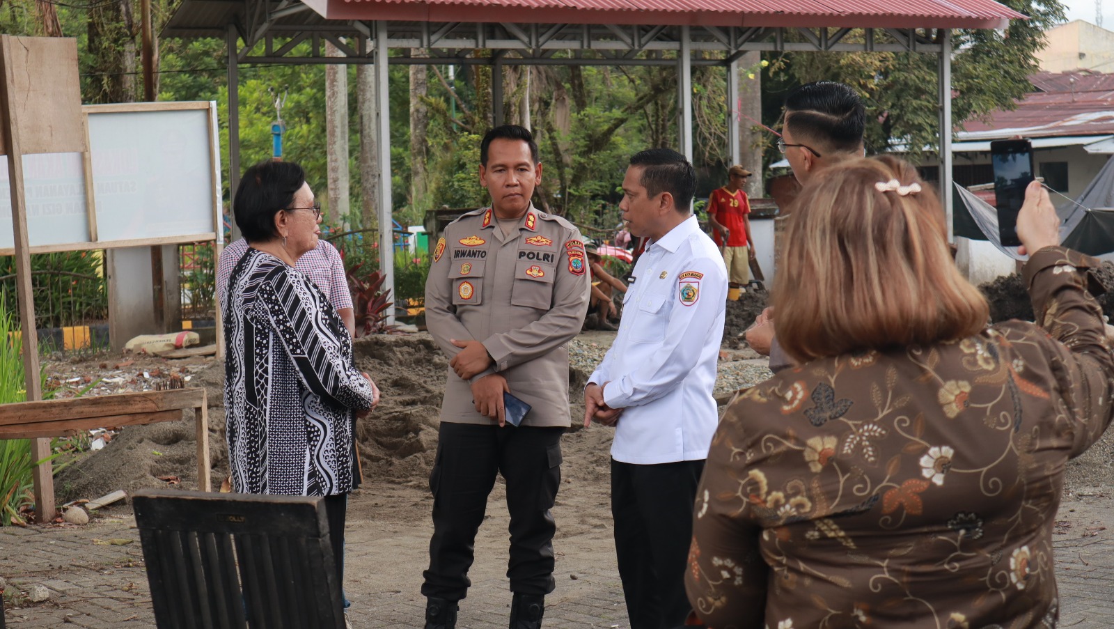 Kapolres Kotamobagu Tinjau Langsung Kesiapan Program Gizi Nasional di Kotabangon 1 Kapolres Kotamobagu AKBP Irwanto SIK MH bersama Anggota DPD RI Dra. Adriana C. Dondokambey M.Si dan Wali Kota Kotamobagu dr. Wenny Gaib Sp.M berdiskusi di lokasi Satuan Pelayanan Pemenuhan Gizi (SPPG) Kotabangon, Rabu, 22 Oktober 2025. Kunjungan ini merupakan bagian dari monitoring kesiapan program Makan Bergizi Gratis (MBG) yang melibatkan sinergi lintas instansi.