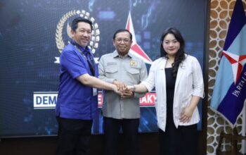 Mor D Bastiaan didampingi Hilary Lasut,bersama Sekjen DPP Herman Khaeron saat penyerahan SK Ketua DPD Demokrat Sulut.