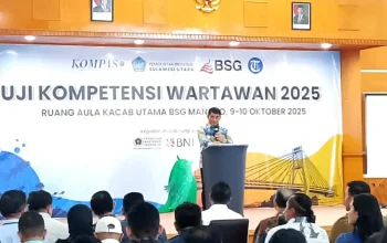 Gubernur Sulawesi Utara Yulius Selvanus Komaling membuka kegiatan UKW 2025 yang digelar Kompas Media Group di Aula Kantor Cabang Utama Bank SulutGo, Manado, Kamis, 9 Oktober 2025. Acara ini diikuti 34 peserta dari Sulut, Gorontalo, dan Maluku Utara, sebagai bagian dari upaya peningkatan profesionalisme dan etika jurnalistik di era digital. Tampak peserta menyimak sambutan gubernur di tengah nuansa formal dan semangat kolaboratif.