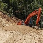 Alat berat eksavator beroperasi di PETI Perkebunan Salak Tobongon, Boltim. Aktivitas ini diduga merusak lingkungan dan belum tersentuh hukum, meski warga telah melaporkan dampaknya.
