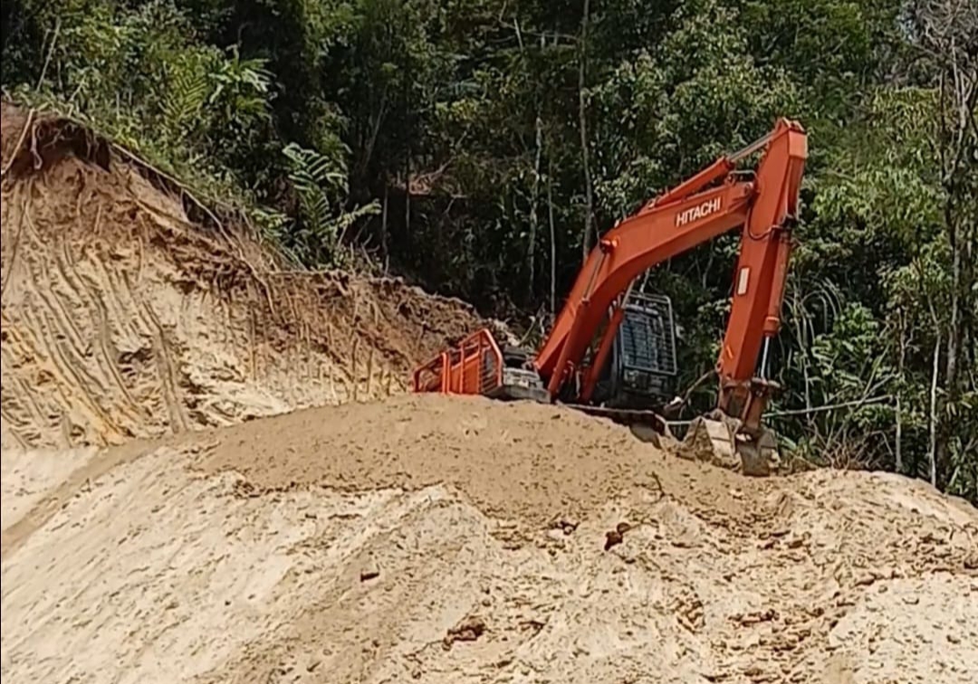 Polda Diminta Tutup PETI Milik Norma Makalalag di Perkebunan Salak Tobongon  1 Alat berat eksavator beroperasi di PETI Perkebunan Salak Tobongon, Boltim. Aktivitas ini diduga merusak lingkungan dan belum tersentuh hukum, meski warga telah melaporkan dampaknya.
