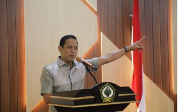 Pemkot Kotamobagu dan IAIN Manado Resmi Kolaborasi Tingkatkan SDM dan Pendidikan 8 Wali Kota Kotamobagu, dr. Weny Gaib, Sp.M., menyampaikan sambutan dalam acara penandatanganan kerja sama strategis dengan IAIN Manado, Rabu (15/10/2025). Kesepakatan ini bertujuan meningkatkan mutu pendidikan dan pengembangan sumber daya manusia di daerah. (Foto: Diskominfo Kotamobagu)