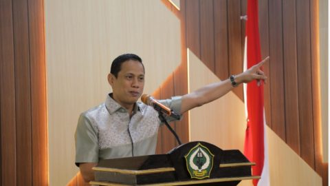 Pemkot Kotamobagu dan IAIN Manado Resmi Kolaborasi Tingkatkan SDM dan Pendidikan 11 Wali Kota Kotamobagu, dr. Weny Gaib, Sp.M., menyampaikan sambutan dalam acara penandatanganan kerja sama strategis dengan IAIN Manado, Rabu (15/10/2025). Kesepakatan ini bertujuan meningkatkan mutu pendidikan dan pengembangan sumber daya manusia di daerah. (Foto: Diskominfo Kotamobagu)