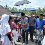 Siswa-siwsi di Kecamatan Modayag Barat saat menyambut Bupati Oskar Manoppo