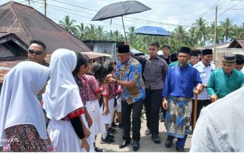 Oskar-Argo Serap Aspirasi Warga Modayag Barat, Salurkan Bantuan Langsung   3 Siswa-siwsi di Kecamatan Modayag Barat saat menyambut Bupati Oskar Manoppo