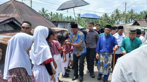 Oskar-Argo Serap Aspirasi Warga Modayag Barat, Salurkan Bantuan Langsung  