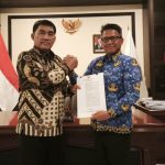Gubernur Sulut Yulius Selvanus Bersama Sekprov Tahlis Gallang memperlihatkan dokumen Komitmen Perlindungan Hak ASN di 2026