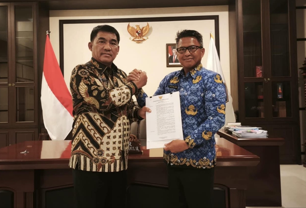 HORE! Gaji dan Tunjangan ASN Sulut Aman di 2026, Gubernur Yulius Pastikan Tak Ada Pemotongan 1 Gubernur Sulut Yulius Selvanus Bersama Sekprov Tahlis Gallang memperlihatkan dokumen Komitmen Perlindungan Hak ASN di 2026