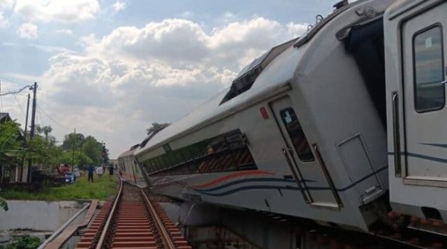 KA Purwojaya Anjlok di Bekasi, 232 Penumpang Selamat dan Dievakuasi dengan Bus