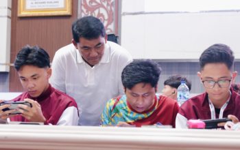 Atlet E-Sport Sulut fokus bertanding dalam final Porprov Sulut 2025 di Aula Pemkot Manado, disaksikan langsung oleh Gubernur Yulius Selvanus. Momen ini menegaskan komitmen pemerintah dalam mendukung prestasi olahraga digital menuju PON.