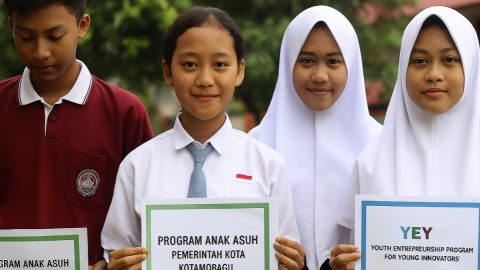 Sejumlah siswa SD, SMP, dan SMA di Kotamobagu menunjukkan sertifikat penerima bantuan Program Anak Asuh 2025 yang disalurkan Pemkot melalui Disdik dan Bagian Kesra.