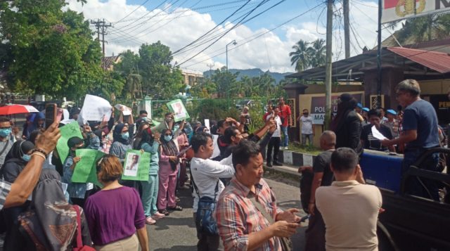 Enam Tuntutan Aksi Damai Peduli dr. Sitti Korompot di Polres Kotamobagu