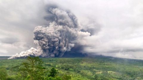 Erupsi Semeru: Penerbangan Aman, Warga Lumajang Mengungsi