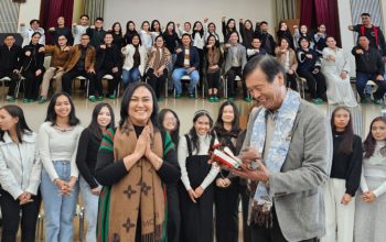 Bertemu Lulusan SMK Sulut di Jepang, Anik Yulius Selvanus Sampaikan Pesan Gubernur 7 Ketua Tim Penggerak PKK Sulut, Ny. Anik Yulius Selvanus, bersama tim Pemprov Sulut bertemu para lulusan SMK Sulut yang sedang mengikuti program magang di Jepang. Dalam pertemuan ini, disampaikan pesan Gubernur agar para pekerja muda tetap menjaga semangat, nama baik daerah, dan tidak melupakan orang tua.