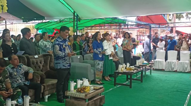 Safari Natal Gubernur Yulius Selvanus di Dumoga Teguhkan Kerukunan Warga