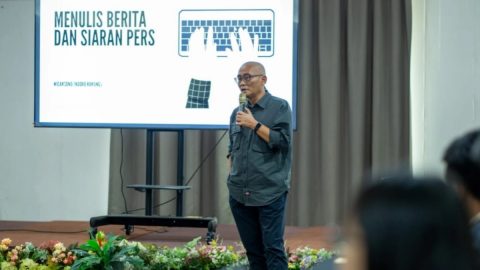 Jurnalis senior eks Tempo, Wicaksono (Ndoro Kakung), membawakan materi “Menulis Berita dan Siaran Pers” dalam pelatihan jurnalistik bertema reklamasi pertambangan yang ramah lingkungan, yang digelar oleh PT JRBM di Kotamobagu.