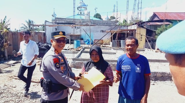 Kapolres Boltim Serahkan Bantuan untuk Korban Kebakaran di Modayag Induk
