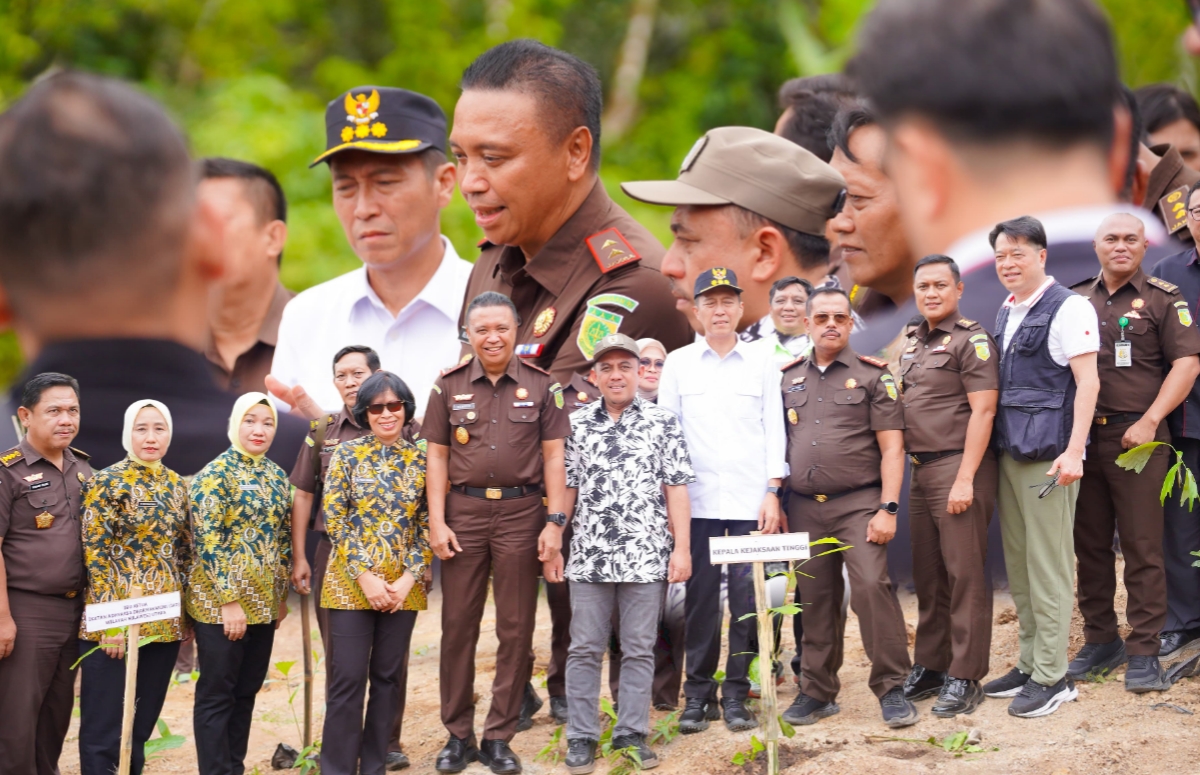 Bupati Bolsel Iskandar Kamaru bersama Kajati Sulut Jacob H. Pettipellohy dan Bupati Bolmong Yusra Alhabsy saat menanam pohon di eks tambang Desa Pusian.