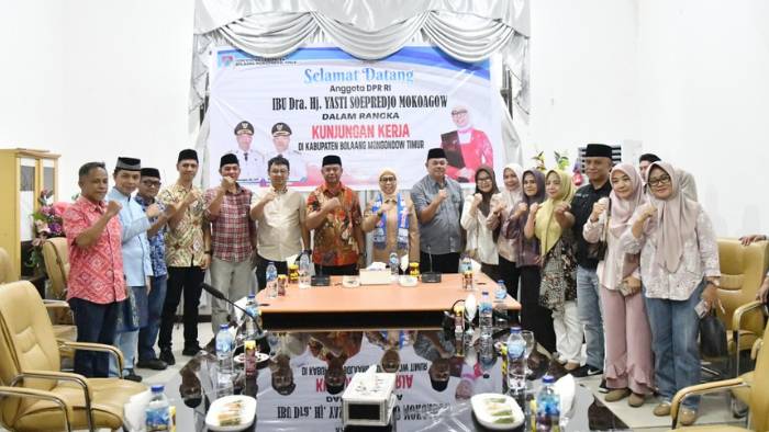 "Bupati Oskar Manoppo dan Anggota DPR RI Yasti Mokoagow berfoto bersama jajaran Pemkab Boltim usai agenda kunjungan kerja, Sabtu (7/2/2026), sebagai simbol sinergi pusat dan daerah dalam mendorong pembangunan infrastruktur.