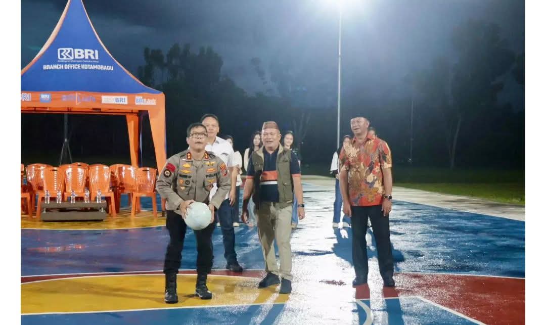 Kapolres Boltim AKBP Golfried Hasiholan Pakpahan bersama jajaran pemerintah daerah membuka Open Turnamen Basket Ball perdana di Lapangan Basket Tutuyan, Sabtu (7/2/2026).