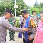 Kapolres Boltim AKBP Golfrid Hasiholan bersama Ketua Bhayangkari Ny. Joice Golfrid disambut prosesi adat saat kunjungan kerja di Mapolsek Tutuyan, Kamis (12/02/2026).