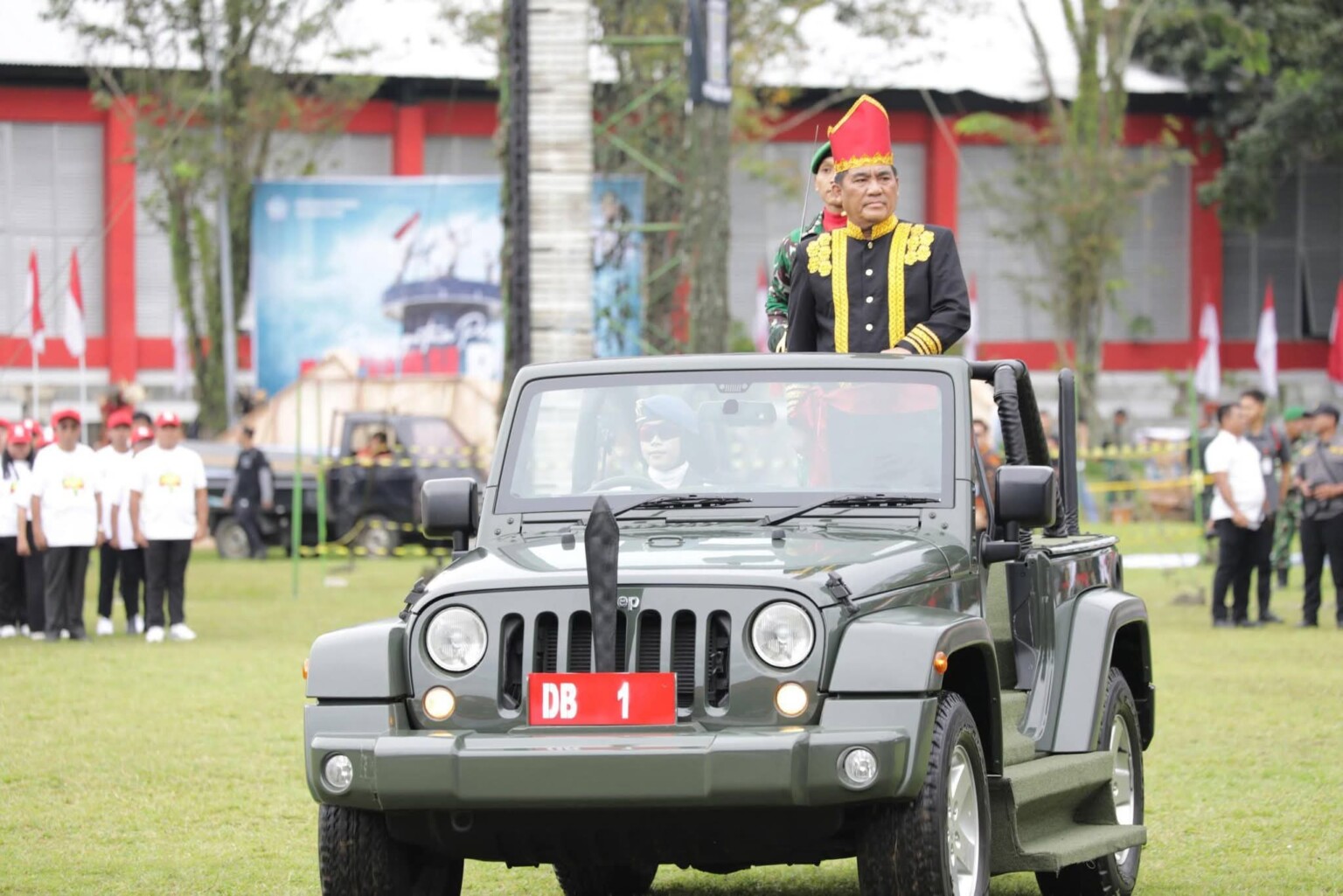Gubernur Sulawesi Utara, Mayjen TNI (Purn) Yulius Selvanus, SE memimpin upacara peringatan 80 Tahun Peristiwa Merah Putih di Lapangan KONI Sario, Manado, Sabtu (14/2/2026). Dengan mengenakan pakaian adat kebesaran, Yulius menegaskan semangat patriotisme rakyat Sulut harus terus menyala sebagai kekuatan menghadapi tantangan zaman.