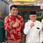 Gubernur Sulawesi Utara Yulius Selvanus Komaling (kedua dari kiri) bersama pimpinan Majelis Ulama Indonesia (MUI) Sulut usai pertemuan di Wisma Negara Bumi Beringin, Minggu (15/2/2026). Pertemuan ini meluruskan polemik pelantikan MUI sekaligus menegaskan komitmen memperkuat komunikasi dan menjaga kerukunan daerah.