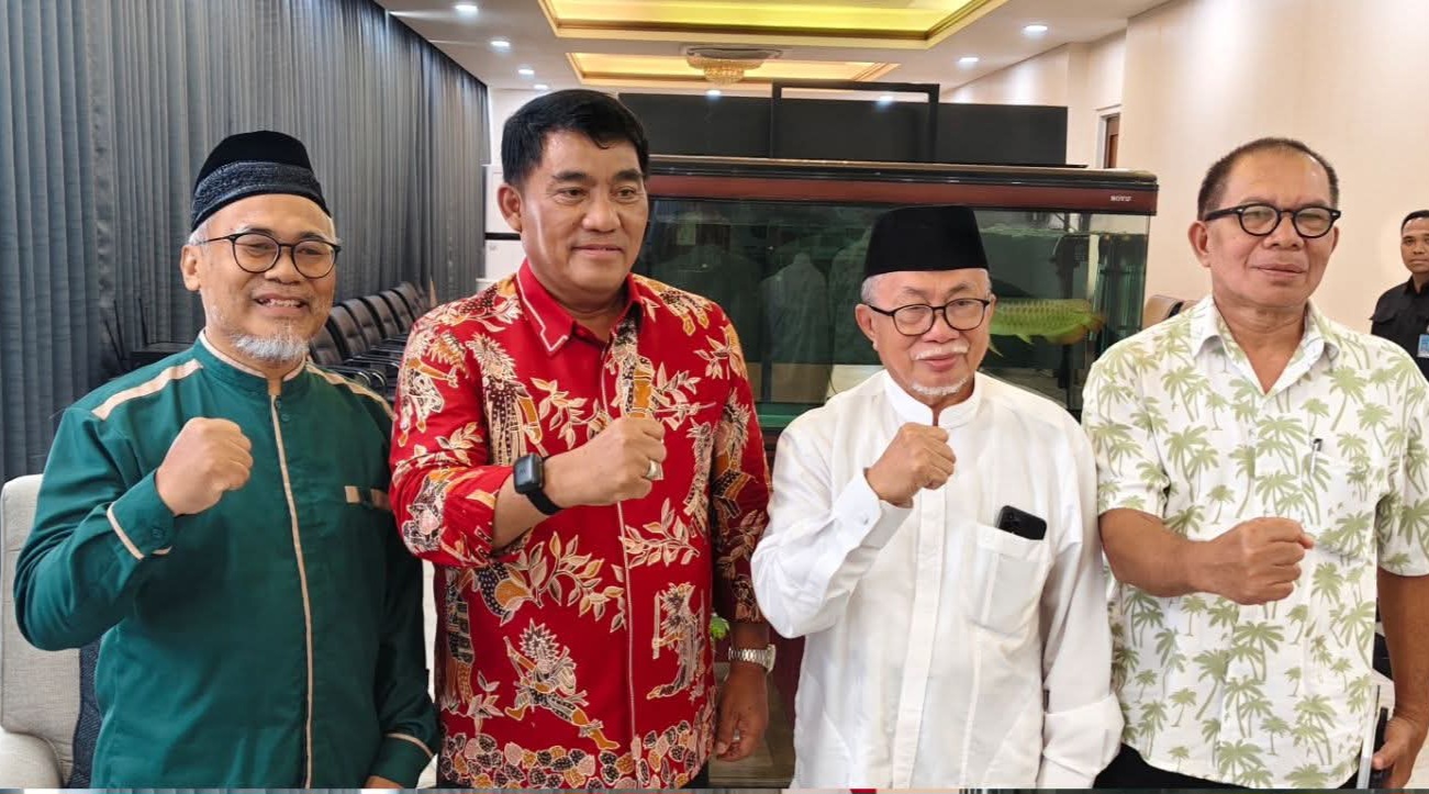 Gubernur Sulawesi Utara Yulius Selvanus Komaling (kedua dari kiri) bersama pimpinan Majelis Ulama Indonesia (MUI) Sulut usai pertemuan di Wisma Negara Bumi Beringin, Minggu (15/2/2026). Pertemuan ini meluruskan polemik pelantikan MUI sekaligus menegaskan komitmen memperkuat komunikasi dan menjaga kerukunan daerah.