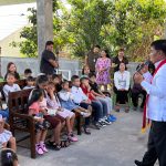 Gubernur Sulawesi Utara, Yulius Selvanus Komaling (YSK), melayani anak-anak Sekolah Minggu di GMIM Eben Heazer Bumi Beringin, Manado, Minggu (8/2/2026). Kehadirannya sebagai khadim mencerminkan kepemimpinan yang membumi dan penuh pengabdian.