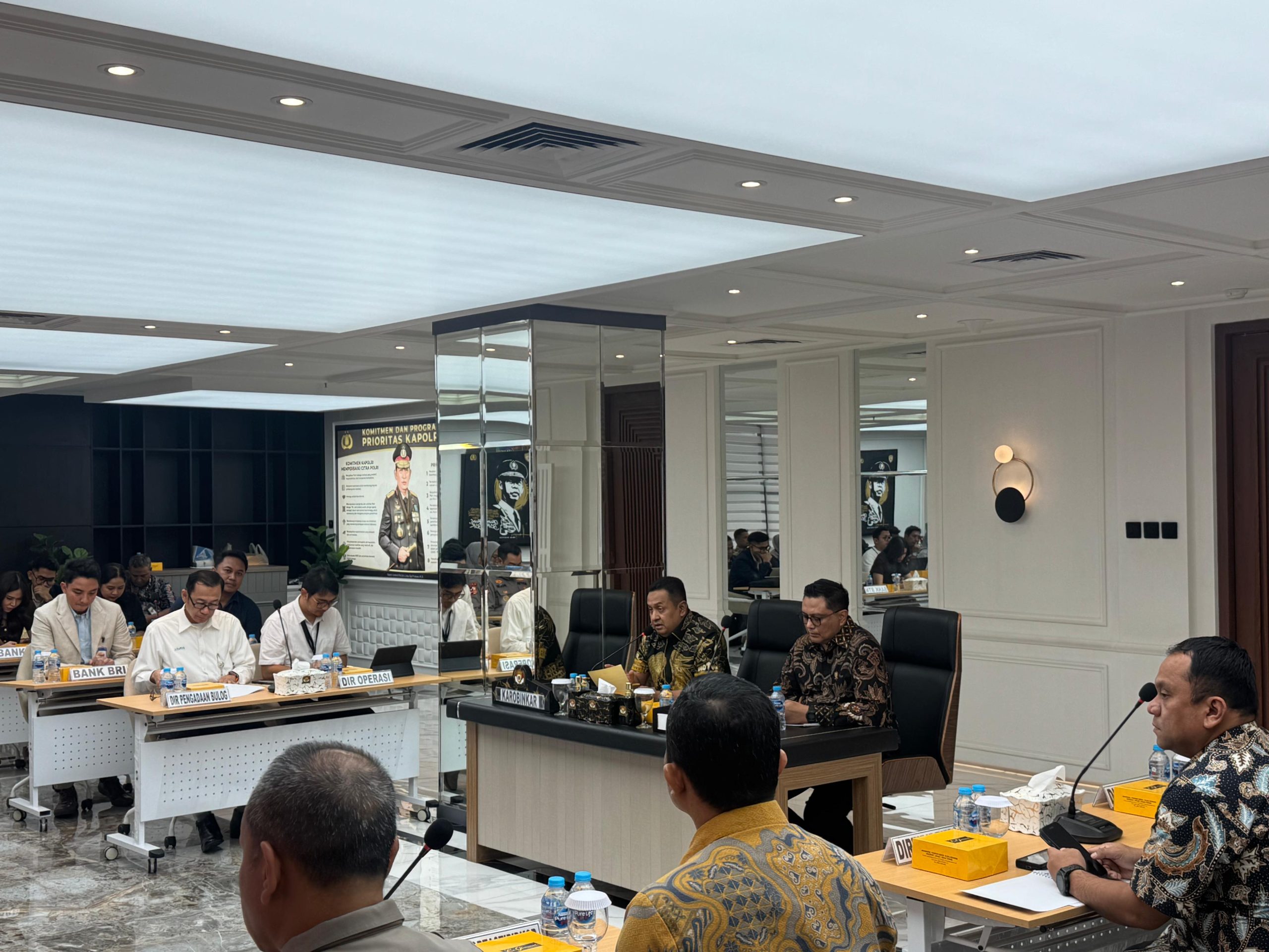 Rapat koordinasi Polri bersama Kementan, Bulog, BPK, Himbara, dan asosiasi pabrik pakan ternak di Mabes Polri, membahas strategi penguatan ekosistem jagung pakan ternak untuk ketahanan pangan nasional 2026.