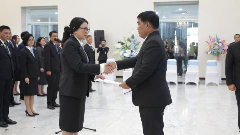 Seremoni pelantikan pejabat eselon II, III, dan IV di lingkup Pemprov Sulut, Senin (9/2/2026), ditandai dengan penyerahan dokumen jabatan sebagai simbol komitmen profesionalisme dan loyalitas birokrasi.
