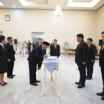 Gubernur Sulut Mayjen TNI (Purn) Yulius Selvanus, SE menandatangani dokumen pelantikan 62 pejabat eselon II, III, dan IV di Wisma Negara Bumi Beringin Manado, Senin (9/2/2026).