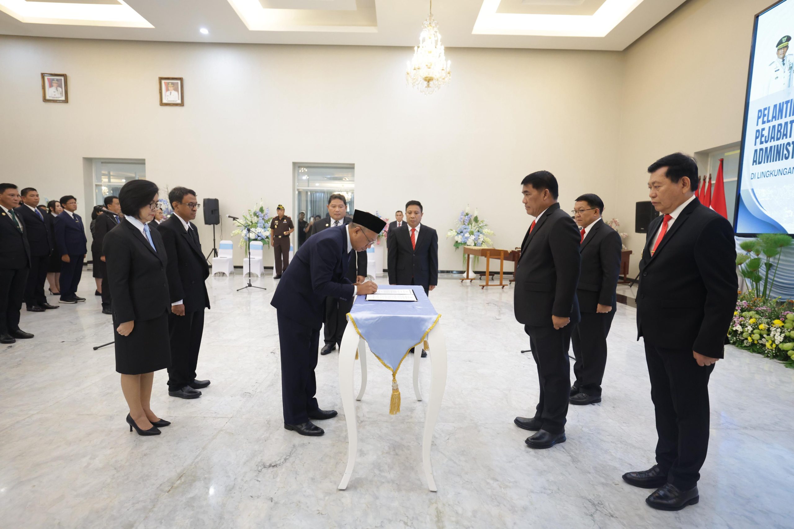 Gubernur Sulut Mayjen TNI (Purn) Yulius Selvanus, SE menandatangani dokumen pelantikan 62 pejabat eselon II, III, dan IV di Wisma Negara Bumi Beringin Manado, Senin (9/2/2026).