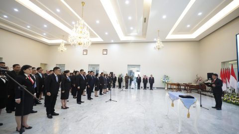 Gubernur Sulut Mayjen TNI (Purn) Yulius Selvanus, SE memberikan arahan dalam pelantikan 62 pejabat eselon II, III, dan IV di Wisma Negara Bumi Beringin Manado, Senin (9/2/2026), menekankan pentingnya profesionalisme dan inovasi birokrasi.