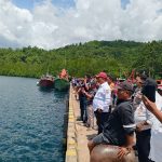 Wabup Deddy Abdul Hamid bersama jajaran Pemkab Bolsel menyambut kedatangan 281 warga Pulau Ruang korban erupsi Gunung Ruang di Pelabuhan Torosik, Rabu (11/2/2026).
