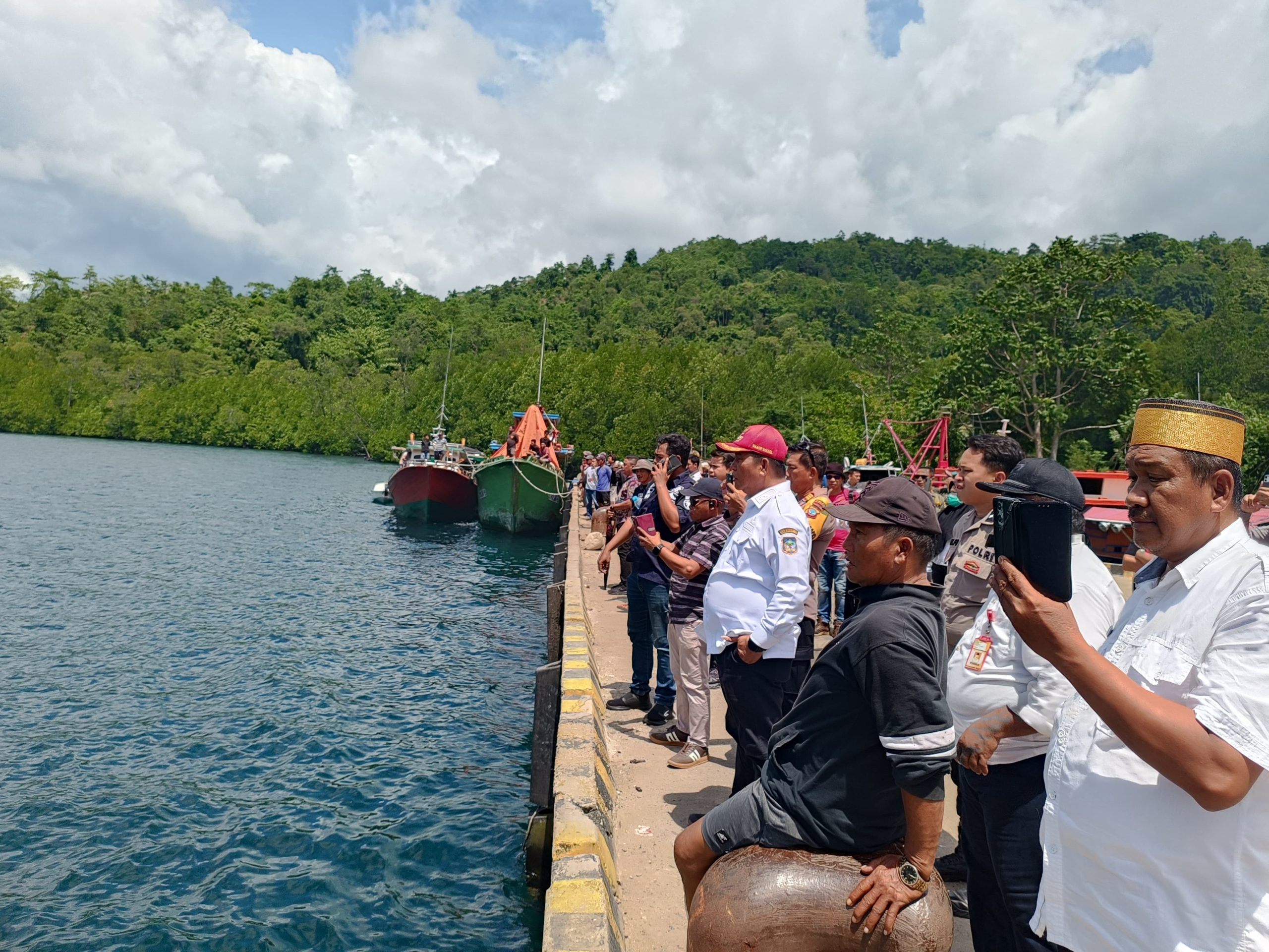 Wabup Deddy Abdul Hamid bersama jajaran Pemkab Bolsel menyambut kedatangan 281 warga Pulau Ruang korban erupsi Gunung Ruang di Pelabuhan Torosik, Rabu (11/2/2026).