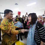 Gubernur Sulawesi Utara Mayjen TNI (Purn) Yulius Selvanus SE menyambut hangat wisatawan asal Taiwan dalam penerbangan perdana Taipei–Manado di Bandara Internasional Sam Ratulangi, Sabtu (14/2/2026). Kehadiran mereka menandai babak baru konektivitas internasional Sulut sekaligus peluang pengembangan pariwisata dan ekspor hasil laut.