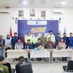 Bupati Iskandar Kamaru bersama jajaran PT JRBM, DPRD, dan peserta saat membuka Pelatihan Teknologi Informasi kolaborasi KPMIPB di Kantor PW NU Gorontalo, Senin (16/2/2026).