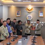 Gubernur Sulut Mayjen TNI (Purn) Yulius Selvanus, SE menerima langsung persetujuan substansi RTRW dari Menteri ATR/BPN Nurson Wahid di Jakarta, Kamis (19/2/2026). Penyerahan ini menandai kepastian hukum tata ruang sebagai landasan pembangunan berkelanjutan di Sulawesi Utara. Foto: Diskominfo Pemprov Sulut.