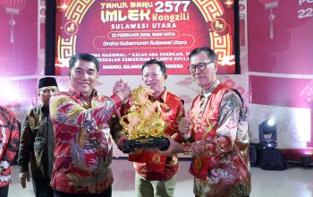 Gubernur Sulawesi Utara, Mayjen TNI (Purn) Yulius Selvanus, SE, bersama tokoh masyarakat Tionghoa saat menghadiri perayaan Tahun Baru Imlek 2577 Kongzili di Graha Gubernuran Manado, Minggu (22/02/2026). Acara ini menjadi simbol toleransi dan kerukunan antarumat beragama di Sulut.