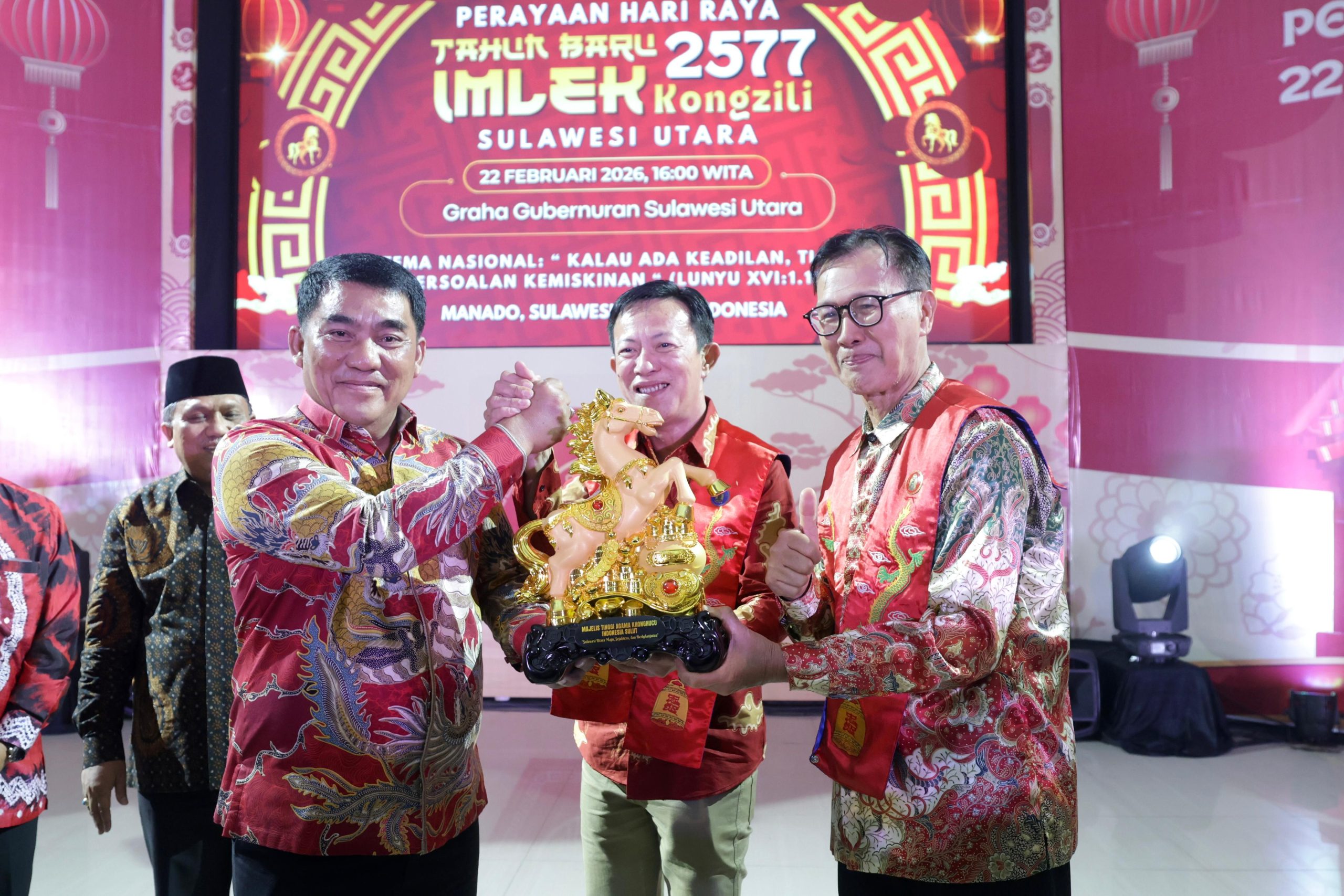 Gubernur Sulawesi Utara, Mayjen TNI (Purn) Yulius Selvanus, SE, bersama tokoh masyarakat Tionghoa saat menghadiri perayaan Tahun Baru Imlek 2577 Kongzili di Graha Gubernuran Manado, Minggu (22/02/2026). Acara ini menjadi simbol toleransi dan kerukunan antarumat beragama di Sulut.